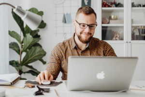 Student achter laptop